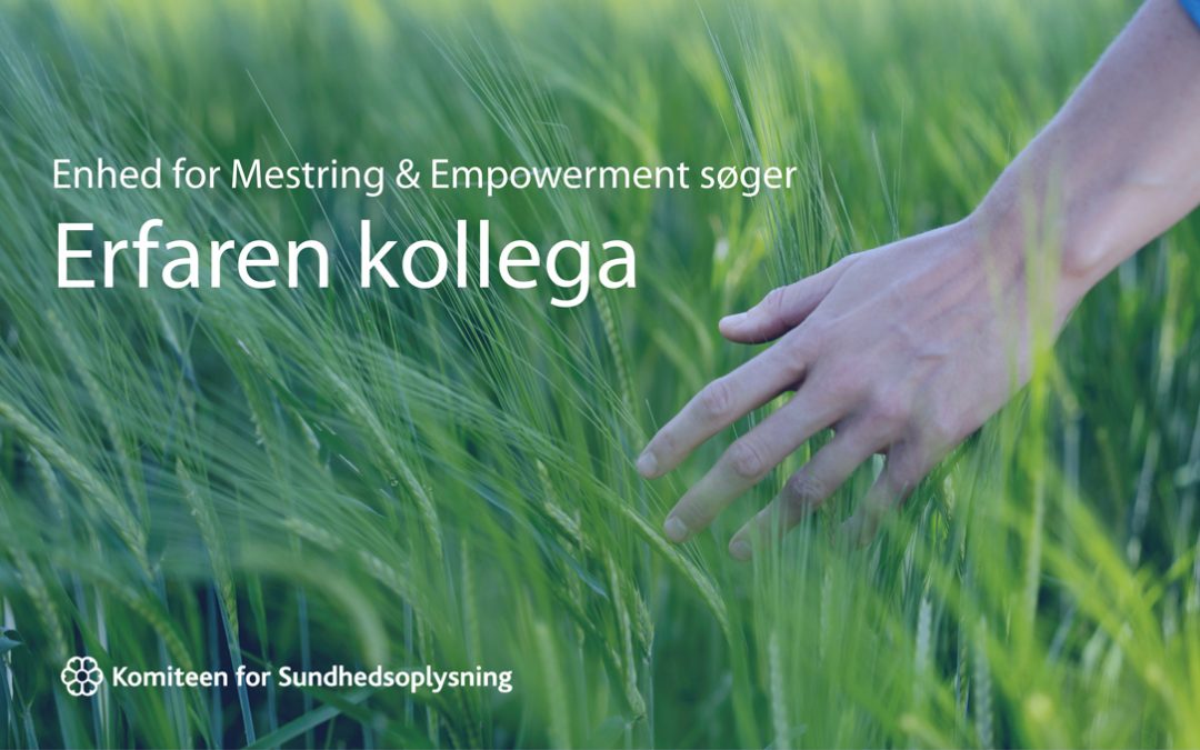 Billede af en hånd, der strejfer kornaks samt teksten Enhed for Mestring & Empowerment søger erfaren kollega samt Komiteen for Sundhedsoplysnings logo